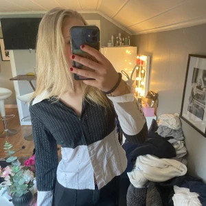 En fin vintage skjorta💞 - Denna fina skjortan är köpt från ONLY och i bra skick, den sitter som en S, säljer denna då den är för liten för mig och den inte kommer till användning💞 Prisen är diskuterbart vid snabba affärer💞