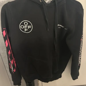 Off- White SS19 Impressionism Hoodie - Off White Hoodie i size S. Större i modellen. Passar mig som är 175 och brukar ha M. Bra skick! Funkar för både killar och tjejer såklart. Dm vid intresse eller köp direkt