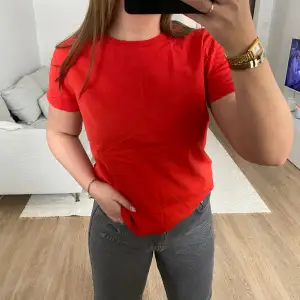 Röd basic tshirt