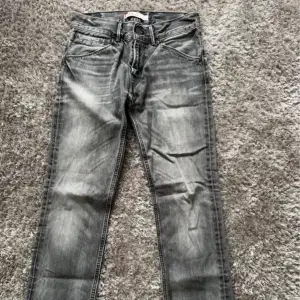 Lågmidjade Levis jeans i strl S, färg grå 