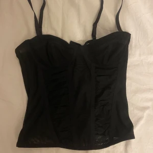 Topp - Fin korsett/topp som tyvärr är för liten för mig så den är aldrig använd och köpt för ca en månad sedan, inte orkat returnera. 
