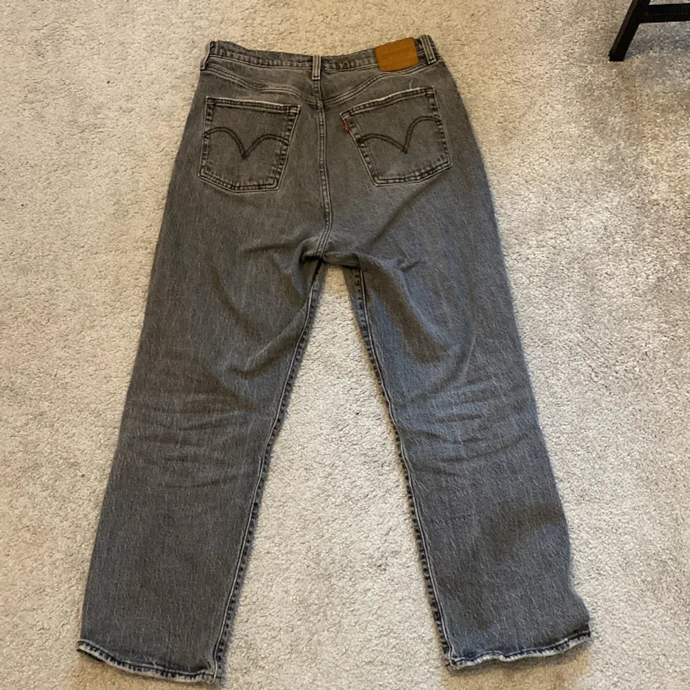 Högmidjade Levis jeans i storlek 30❤️. Jeans & Byxor.