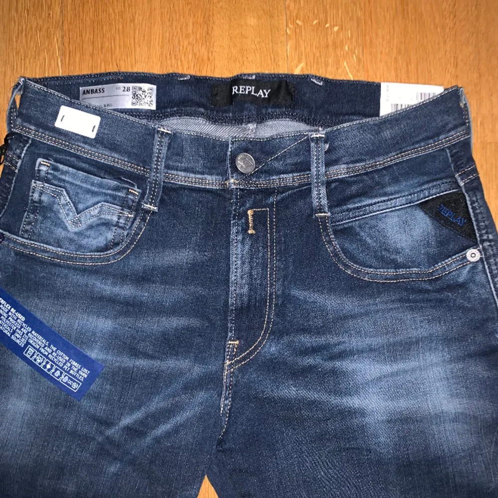 Helt nya Replay Anbass hyperflex jeans! Riktigt fin färg  och storleken är 28/32! Inga fel såklart och hör av dig  för minsta fundering! 🙌 (pris kan diskuteras). Jeans & Byxor.