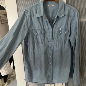 Skjorta Lee - Jeans skjorta från Lee i storlek L. 