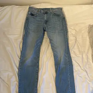 Säljer mina Levis jeans 502. Jensen är andvända ett par fåtal gånger och i bra skick. L32 W32