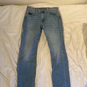 Levis jeans 502 - Säljer mina Levis jeans 502. Jensen är andvända ett par fåtal gånger och i bra skick. L32 W32