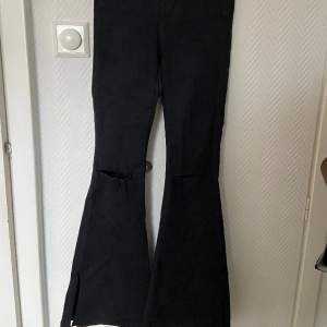 Svarta DrDenim jeans, bootcut, låg midja, stretchiga, egengjorda hål och slits🖤