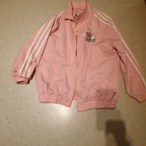 Kawaii jacka  - Säljer denna kawaii/sanrio jackan!! Som är perfekt till våren eller hösten. Jag har använt den så det är något svart på den som jag inte vet vad det är men går säkert bort i tvätten!! (Katt och hund i hemmet)