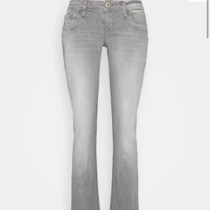 LTB jeans  - Säljer dessa helt nya och slutsålda LTB bootcutjeans från zalando. Väldigt snygga och populära!!❤️(Aldrig använda ) ( är inte randiga )