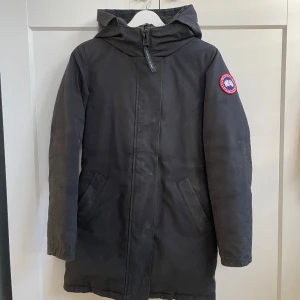 Canda Goose - Jackan är i använt skick, inte använts de senaste 2 åren pga för liten. Jackan är solblekt som syns på framsidan av jackan och har inte kvar pälsen till den.