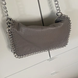 Tiamo Väska - Säljer min Tiamo Väska eftersom jag inte använder den så ofta längre, men den är i väldigt bra skick.