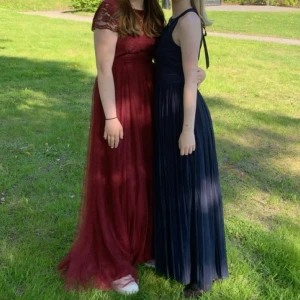 Balklänning - Säljer min superfina balklänning då den inte kommer användas igen. Har fållat upp den en aning så den passar någon som är ca 160☺️ bara att höra av sig vid frågor🥰