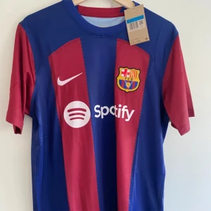 FCB t-shirt - Oanvänd. Ord pris 1099kr. 