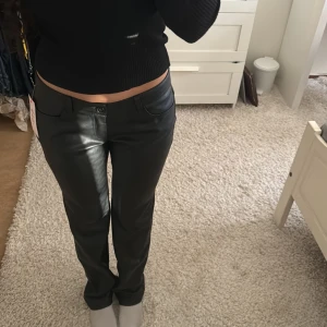 SKINNBYXOR LÅGMIDJADE  - Säljer dessa jätte populära helt slutsålda lågmidjade skinnbyxorna från Nelly! Byxorna är helt oanvända med prislapp på! Säljer då de tyvärr är för stora! Nypriset är 599kr! Storlek 36 men passar även 38! 