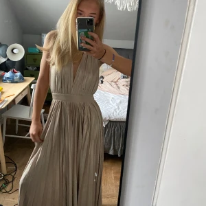 Guldig balklänning - Halter neck klänning, guldig från bubbleroom! Justerbara band så passar XS-M/L. Kan mötas i Sthlm. 600kr💞