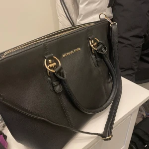 Michael kors väska - Väldigt fin väska,nästintill helt ny endast använd fåtal gånger