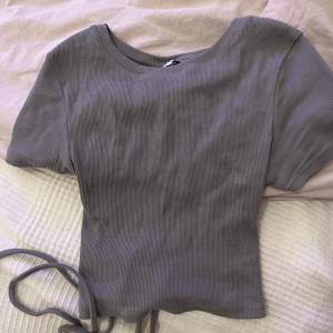 Kort tröja från new yoker, har använts 1 gång🩷 ryggen är öppen men snörad 🩷