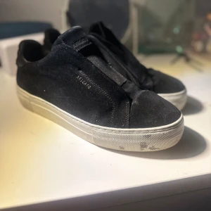 Svarta arigato - Säljer dessa snygga arigatos i ganska bra skick. Mockan har inga fläckar och det vita är snyggt förutom på högra skon längst fram, se första bilden. 