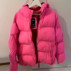 Vinterjacka  - Jag säljer nu min fina och gosiga vinterjacka från Svea! Inga hål eller liknande utan den är som ny, har använt den varsamt!! Storlek M men den passar också S/L beroende på om man vill ha den lite oversize eller ej!