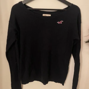 Hollister - Tröjan är i bra skick, storlek Xs men passar på mig som vanligtvis har medium