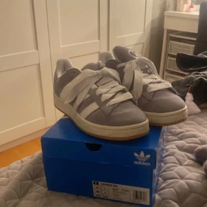 Adidas Campus 00s - Säljer nu mina Campus 00s, dom var för stora för mig. Har bara använts 2 gånger och är i ny skick. Skicka om du har några frågor eller om du vill köpa💕skokartong och gråa skosnören ingår. Bilderna är lånade