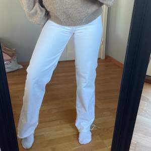 Vita straight jeans från zara 💛high waist full length 💗bra skick men jeansen har några få fläckar (dock knappt synbara) därav priset 💜