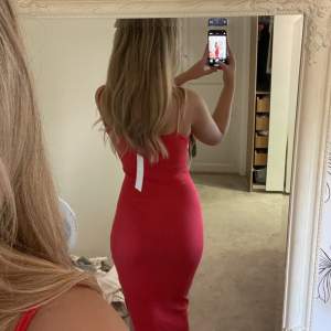 Röd klänning, aldrig använd, storlek XS