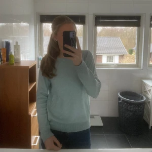 Stickad tröja - Stickad tröja ifrån Vila, väldigt fin och i väldigt bra skick. Använd fåtal gånger. Storlek S Färg: mintgrön/blå. Tveka inte på att höra av dig vid fler frågor🫶🏽