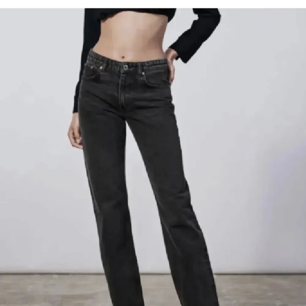 Säljer mina zara jeans för att de ej kommer till användning 💕. Jeans & Byxor.