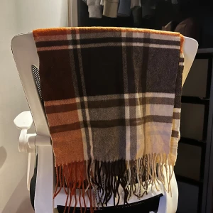 Rose&Born halsduk - Rose born scarf som inte kommer till användning. Är en äldre modell men inte alls använd. 9/10 skick