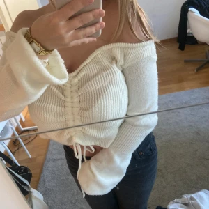 stickad tröja - stickad off shoulder tröja med justerbara band!