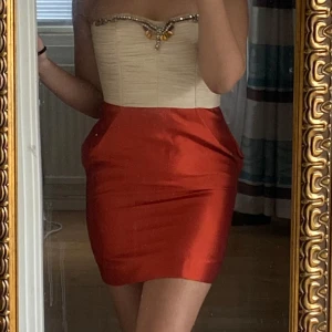 Festlig klänning - Jättefin men kommer inte till användning Den är lite smutsig vis bysten 