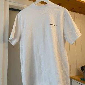 Samsøe samsøe t-shirt - Superfin t-shirt från samsøe samsøe! Är i en herrmodell men vet ej vilken storlek, skulle kanske säga s, Så sitter lite oversized på mig men absolut inte överdrivet!