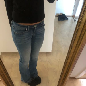 Lågmidjade jeans bootcut  - Säljer dessa jätte snygga Lågmidjade  bootcut jeans från crocker då jag har många liknande. Väldigt bra skick, sprättade där nere inget som märks. Passar till allt å finaste färgen! ❤️