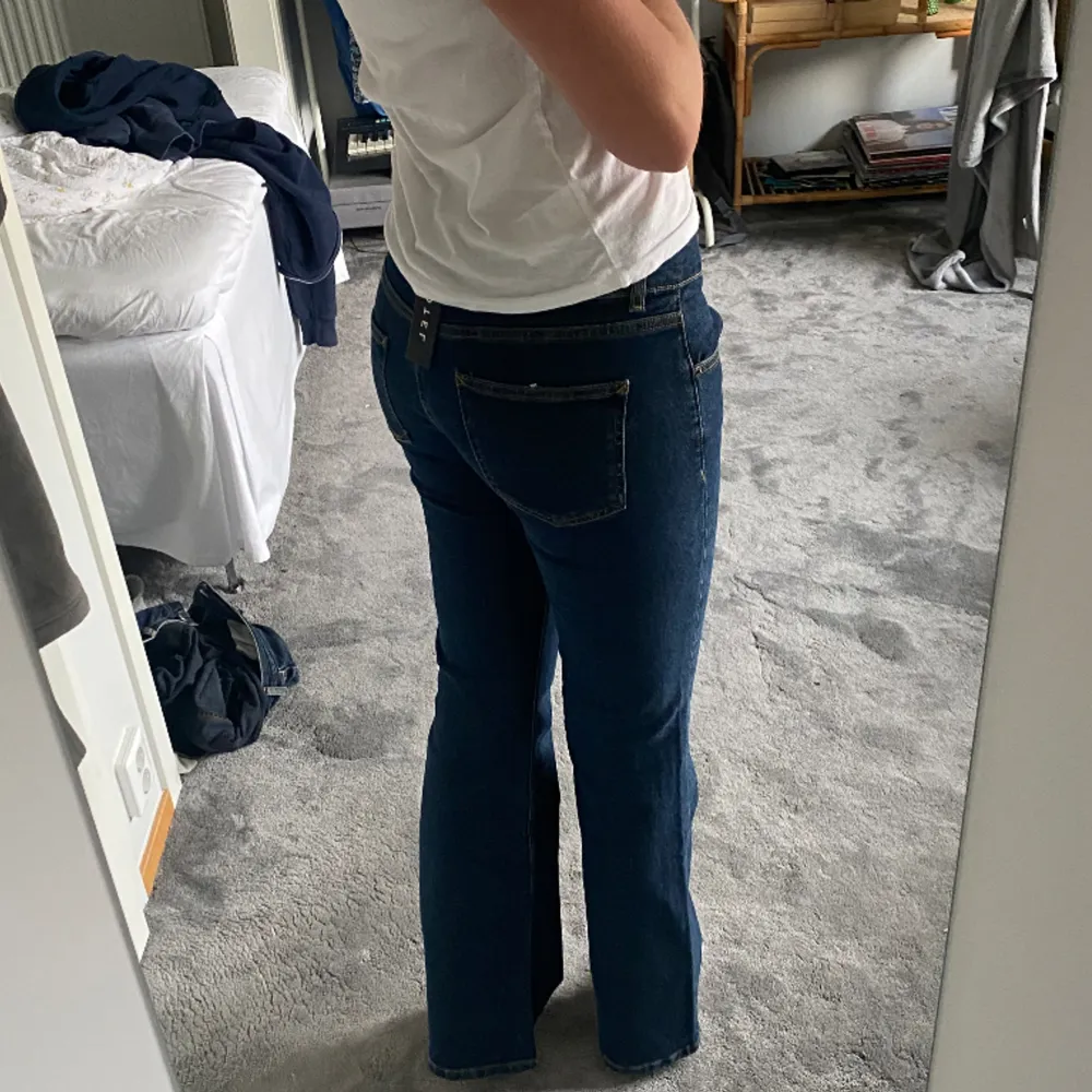 Lågmidjade jeans med så snygg midja! Endast använda typ två ggr. Storlek 33, skulle uppskatta dom till storlek 40 i zara jeans som jämförelse!. Jeans & Byxor.