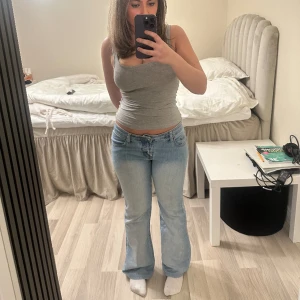 Lågmidjade bootcut jeans - Supersnygga ljusblåa bootcut jeans!! Från märker ”Miss2&F” Midja: 42 cm plagg över Midje höjd: 21 cm Ben längd: 75 cm 