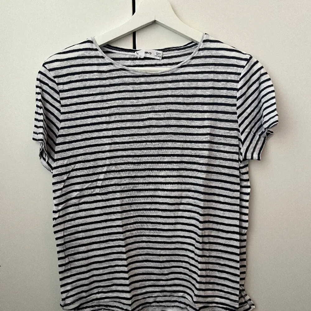Tunn t-shirt i linne från Mango! Använd 2-3 gånger och är i bra skick!. T-paidat.