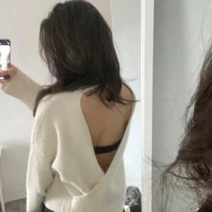 Tröja  - Snygg tröja med en öppen rygg😍