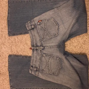 Lågmidjade bootcut jeans - Säljer dessa as snygga lågmidjade jeansen då det tyvärr blivit lite små på mig! ✨💕