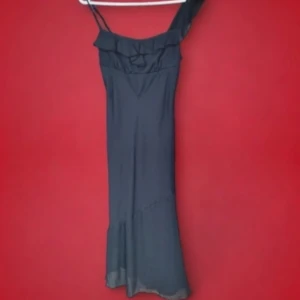 Svart vacker klänning  - Svart elegant långklänning från Hennes i stl 36. Perfekt skick. Skickar vanligtvis inom 3 arbetsdagar. Hör av dig vid frågor eller eventuella funderingar! Kan alltid samfrakta☺️ Köpt på Vinted, gissar på att det är en gammal modell från 90-talet.