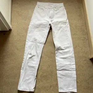Säljer dessa vita jeans då de inte är min stil längre, helt nya förutom en liten fläck (bild 3). Passar dom som är mellan 155-160cm. Pris går att diskuteras 💞