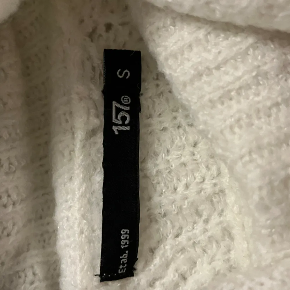 Stickad tröja med krage från lager 157. Storlek S men passar till XS och M, endast använd Max 5 gånger. Köpte för 200kr säljer för 150kr (Snabb affär=Billigare) Tryck inte på köp utan skriv till mig! . Neuleet.