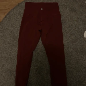 Lululemon tights  - SÅ sköna!!! Perfekt passform men kommer ej till användning. Strl 6, passar mig som brukar ha S-M!!