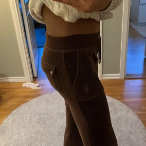 Bruna äkta juicy byxor🤎 - Säljer mina jätte fina juicy byxor för att dom inte kommer till användning längre för att jag har tröttnat på färgen. Inga hål eller smuts. Jätte bra skick och hör av dig privat för mer bilder❤️