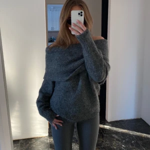 Stickad off-shoulder tröja  - Superfin stickad off-shoulder tröja från Hm, endast använd någon enstaka gång💓