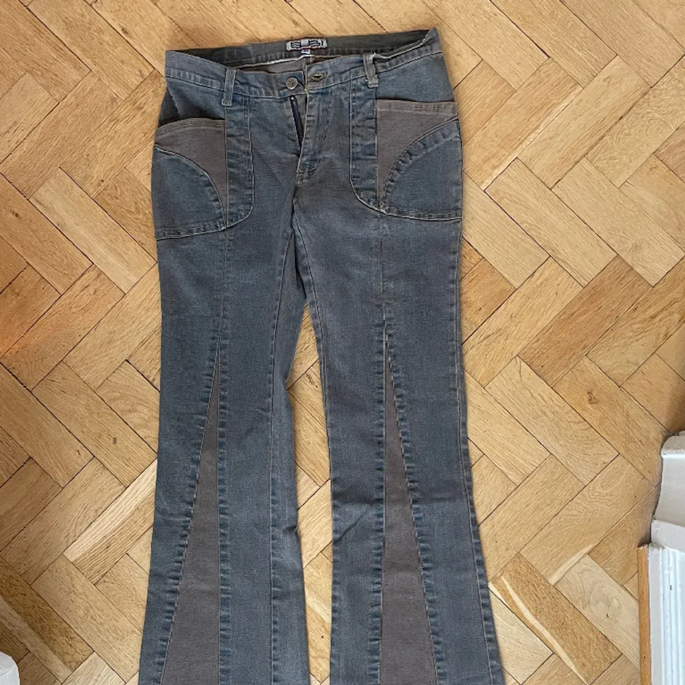 Snygga jeans med detaljer framtill. Lågmidjade bootcut, hellånga på mig (173 cm).. Jeans & Byxor.