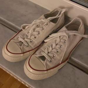Converse skor med en liten defekt, går  dock att fixa super enkelt, därav priset💕