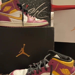 Jordan 1 high rosa  - Air jordan 1 mid dia de Muertoś. Storlek 40, säljer för 800kr, har andvänt dom några gånger men är fortfarande i bra skick. (+frakt) 