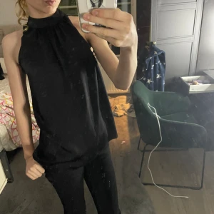 Svart blus - Jätte fin blus med en krage. Andvänd 1 ggr sen jag köpte förra året 