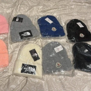 Vinter hattar - söta hattar blå grå svarta och vita färger